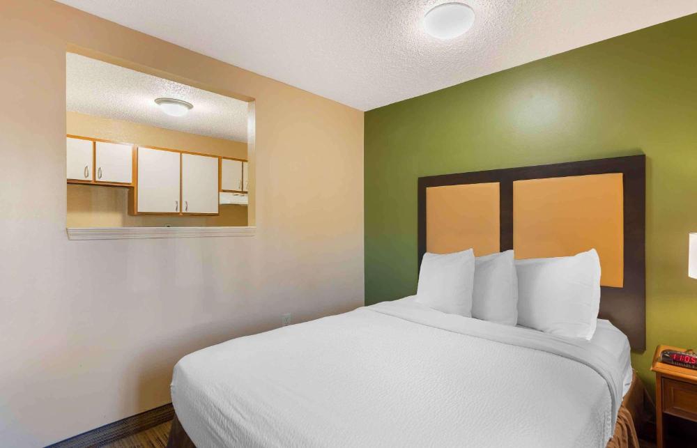 Deluxe Studio with 1 Queen Bed - Non-Smoking interior